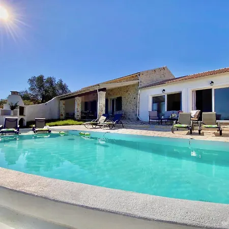 ヴィラ Luxury Artemisia With Private Pool Karyótikon